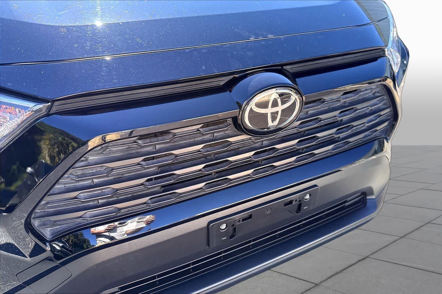 Used 2019 Midnight Black Metallic Toyota XLE Premium image 30