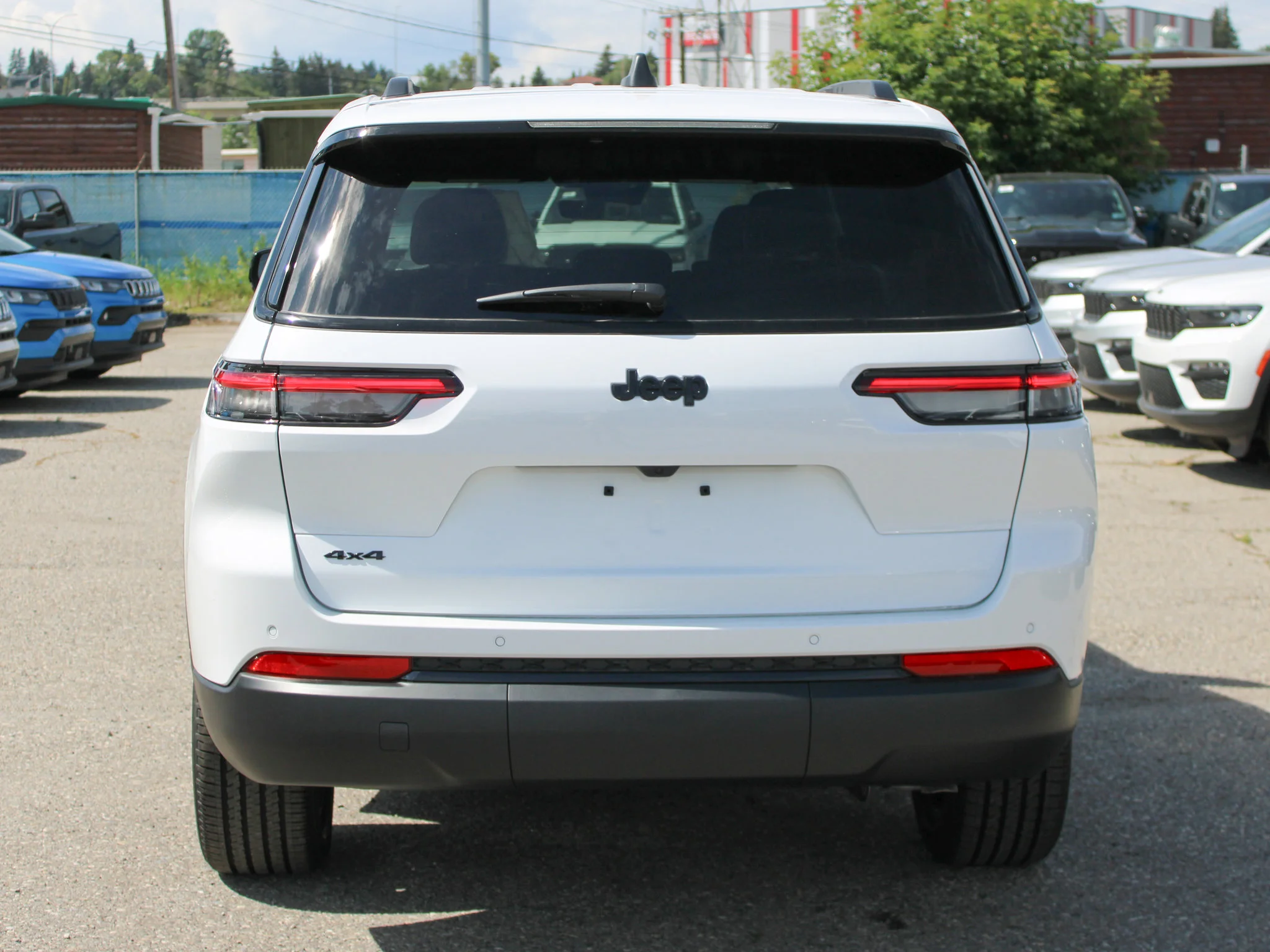 New 2025 White Jeep Altitude* 4x4, Sunroof, Heated Leather, Wireless Charging Pad image 4
