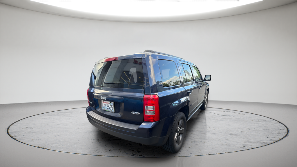 Used 2015 Blue Jeep Latitude image 4