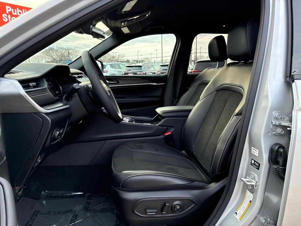 New 2026 Silver Zynith Exterior Paint Jeep Altitude image 10