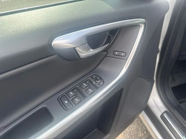 Used 2017 Bright Silver Metallic Volvo T6 Dynamic image 23