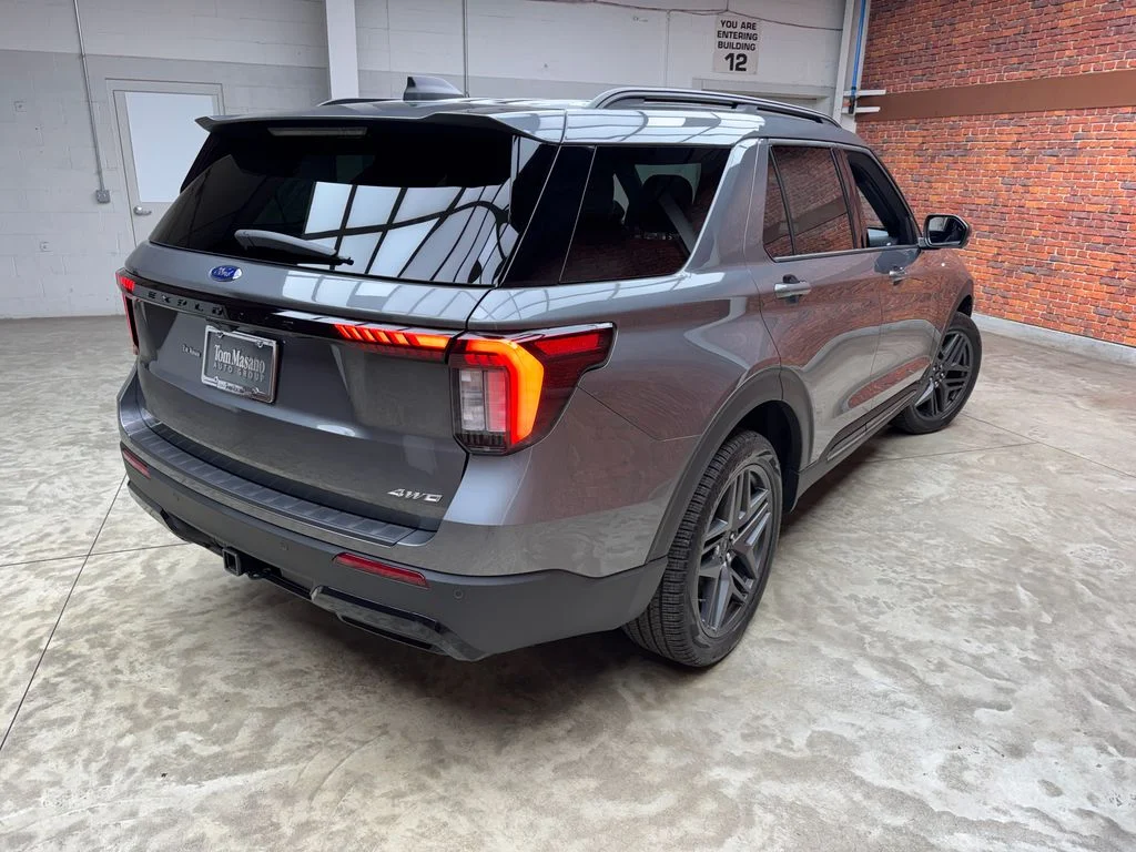 New 2026 Carbonized Gray Metallic Ford ST-Line image 5