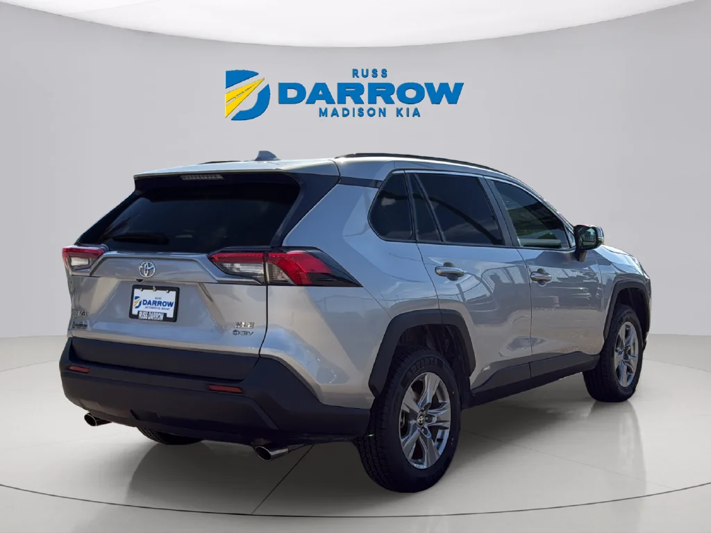 Used 2025 Silver Sky Metallic Toyota XLE image 5