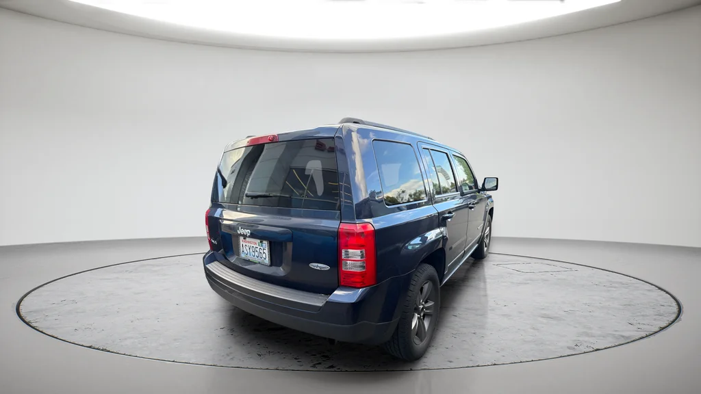 Used 2015 Blue Jeep Latitude image 4