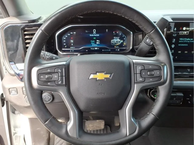 Used 2025 White Chevrolet LT image 23