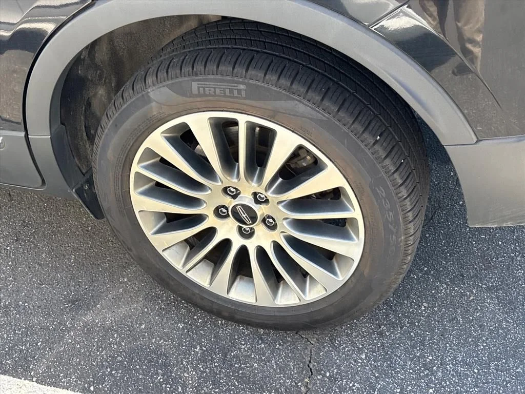 Used 2017 Black Lincoln Reserve image 15