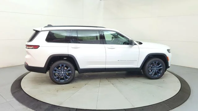 New 2026 Bright White Clear-Coat Exterior Paint Jeep  image 11