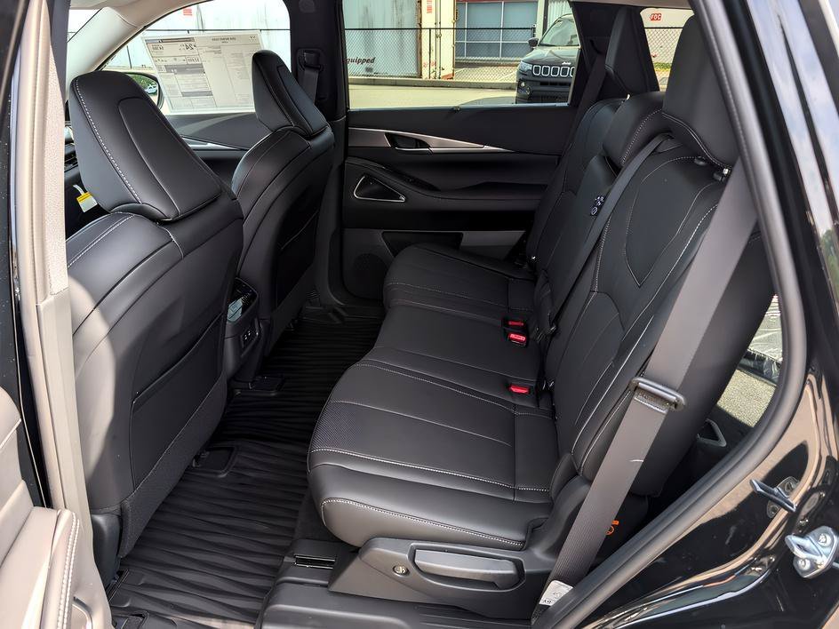 Certified Used 2026 Mineral Black INFINITI LUXE image 12