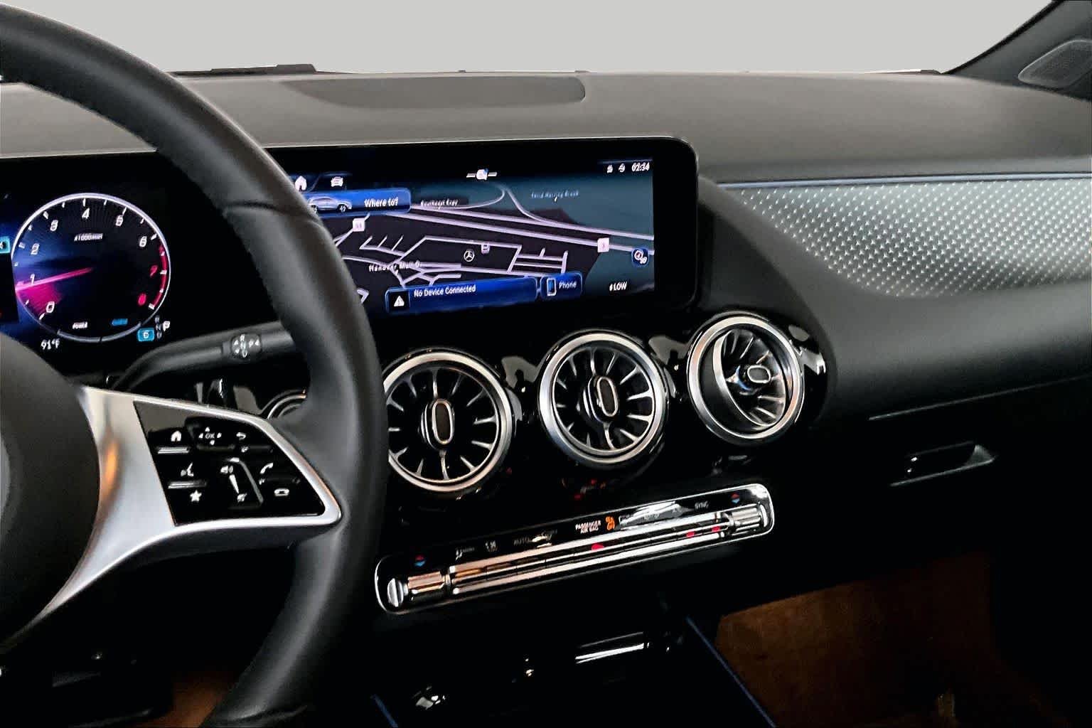 Used 2024 Digital White Metallic Mercedes-Benz GLA 250 image 7