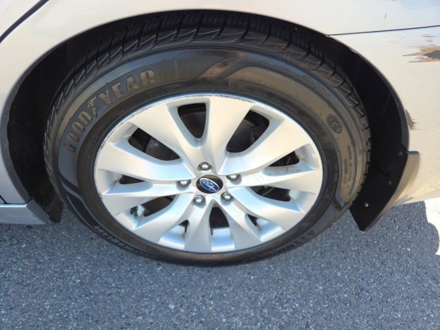 Used 2015 Ice Silver Metallic Subaru 2.5i Premium image 24