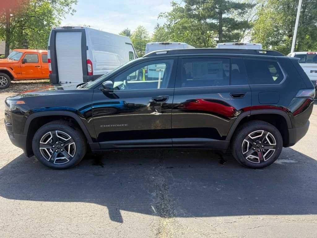 New 2026 Diamond Black Crystal Pearl-Coat Exterior Paint Jeep Limited image 7