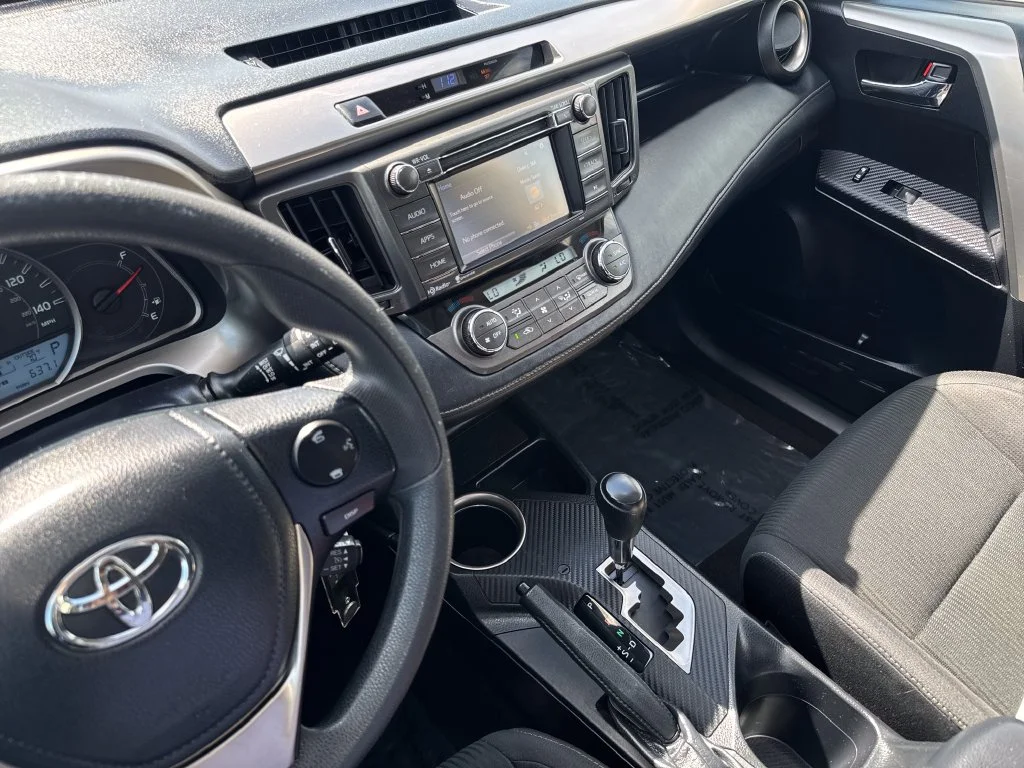 Used 2015 Silver Toyota XLE image 21