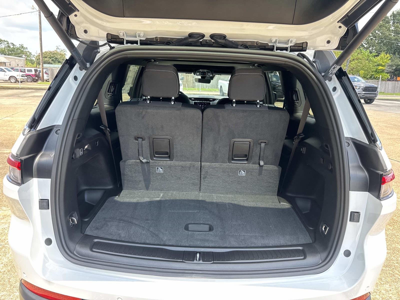 New 2026 Bright White Clear-Coat Exterior Paint Jeep Laredo X image 6
