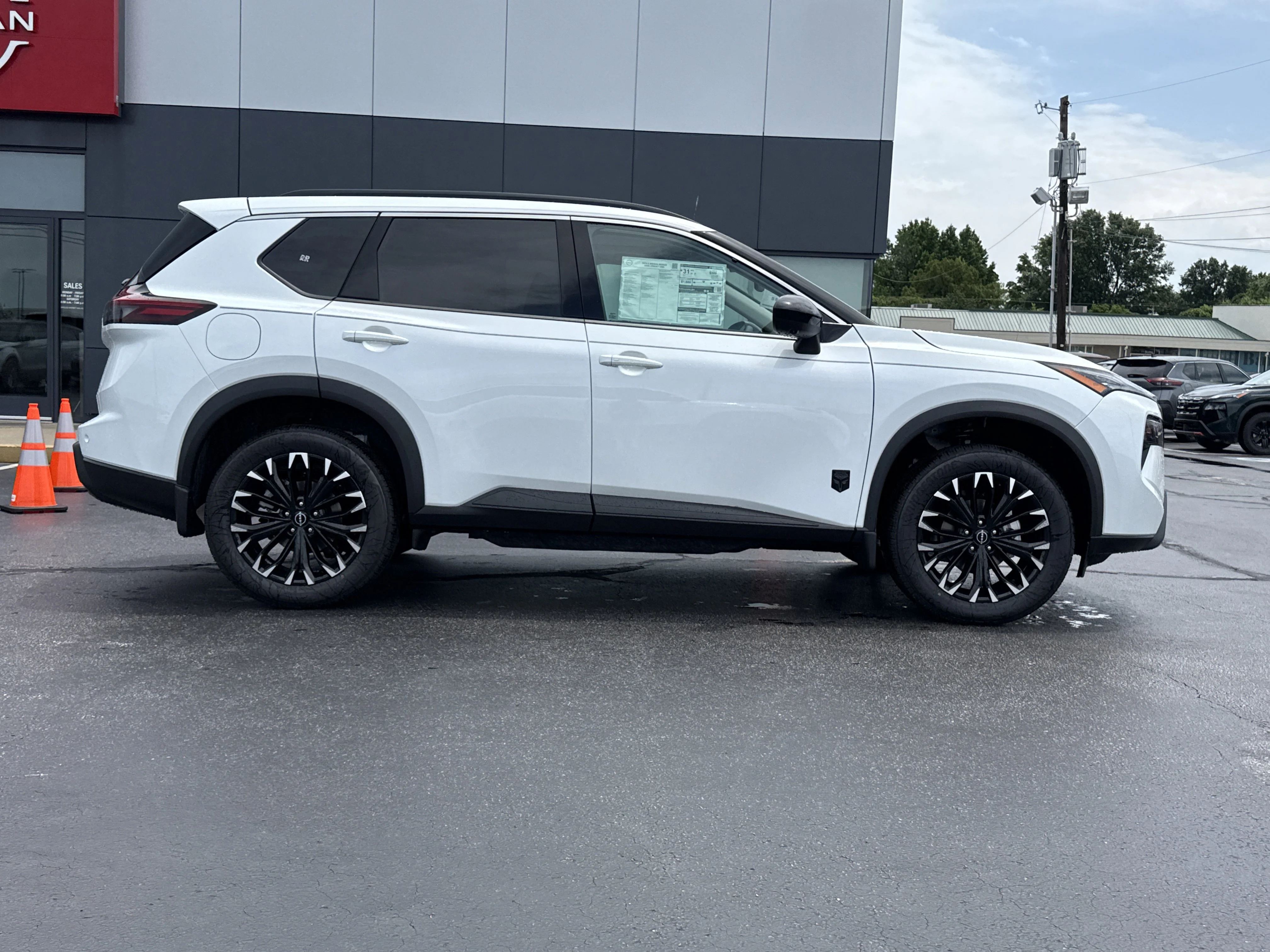 New 2026 Everest White Pearl Tricoat Nissan Dark Armor AWD image 2