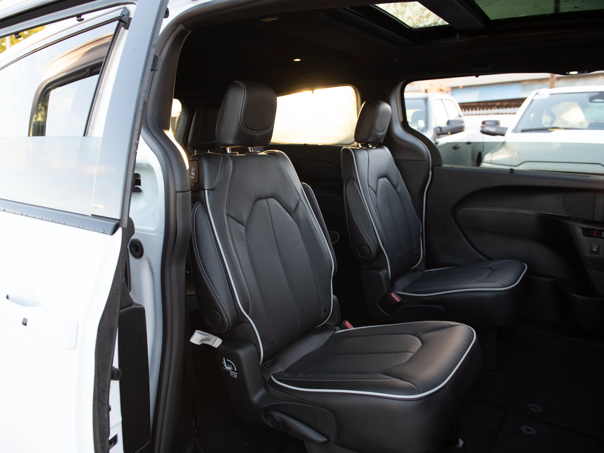 Used 2025 White Chrysler Limited* AWD, Safety Sphere, Panoramic Sunroof, Cooled/Heated Leather image 25