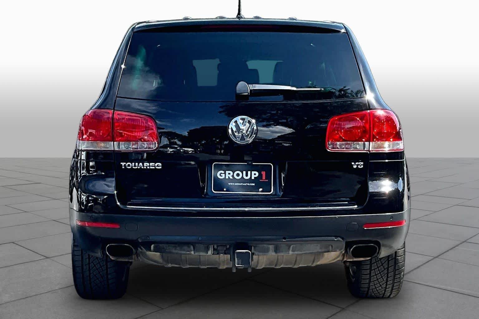 Used 2006 Black Volkswagen 4.2L V8 image 6
