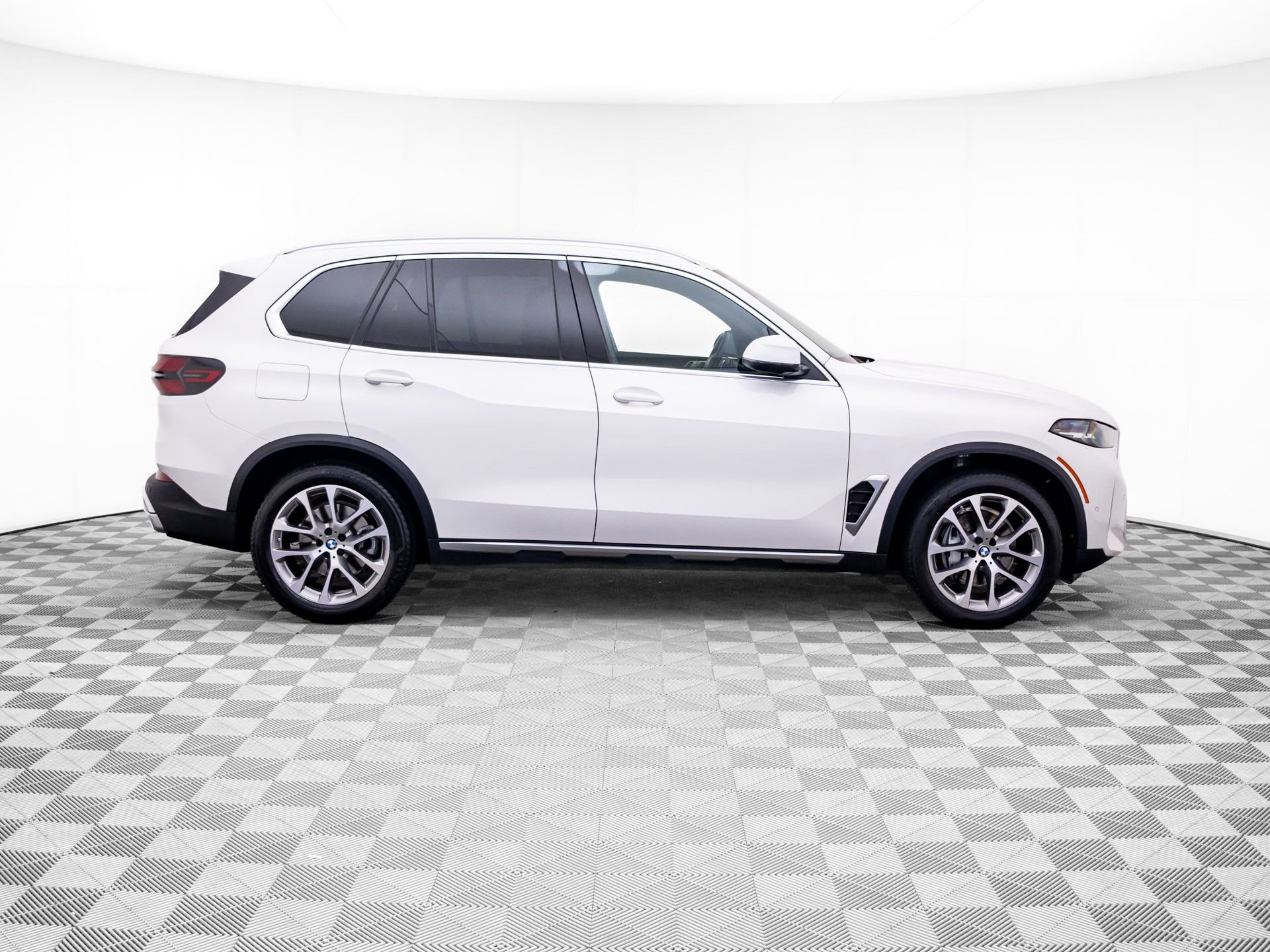 Certified Used 2024 Alpine White BMW xDrive40i image 6