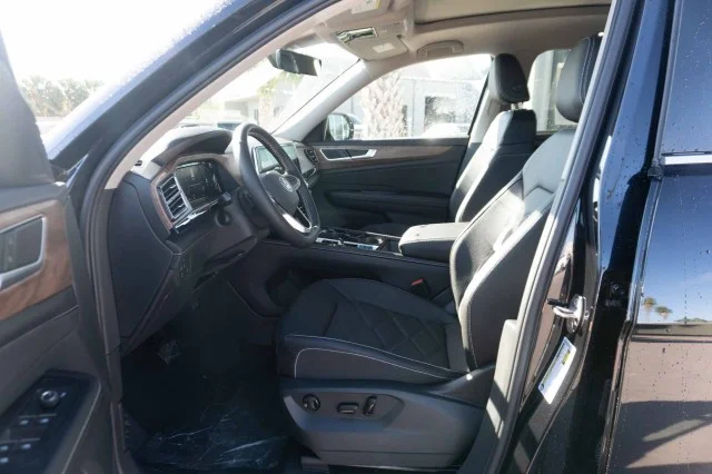 New 2026 Deep Black Pearl Volkswagen 2.0T SE w/Technology image 15