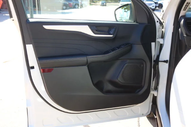 Used 2022 White Metallic Ford SE image 6
