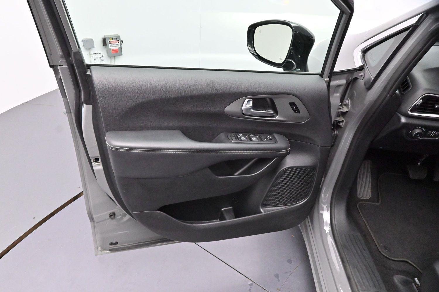 Used 2025 Gray Chrysler Select image 38