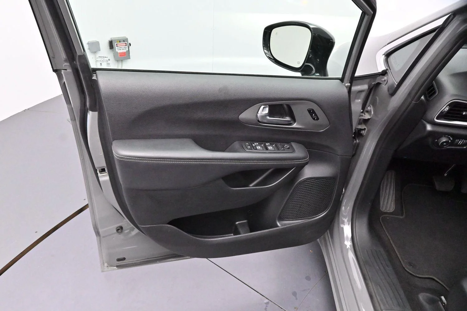 Used 2025 Gray Chrysler Select image 38