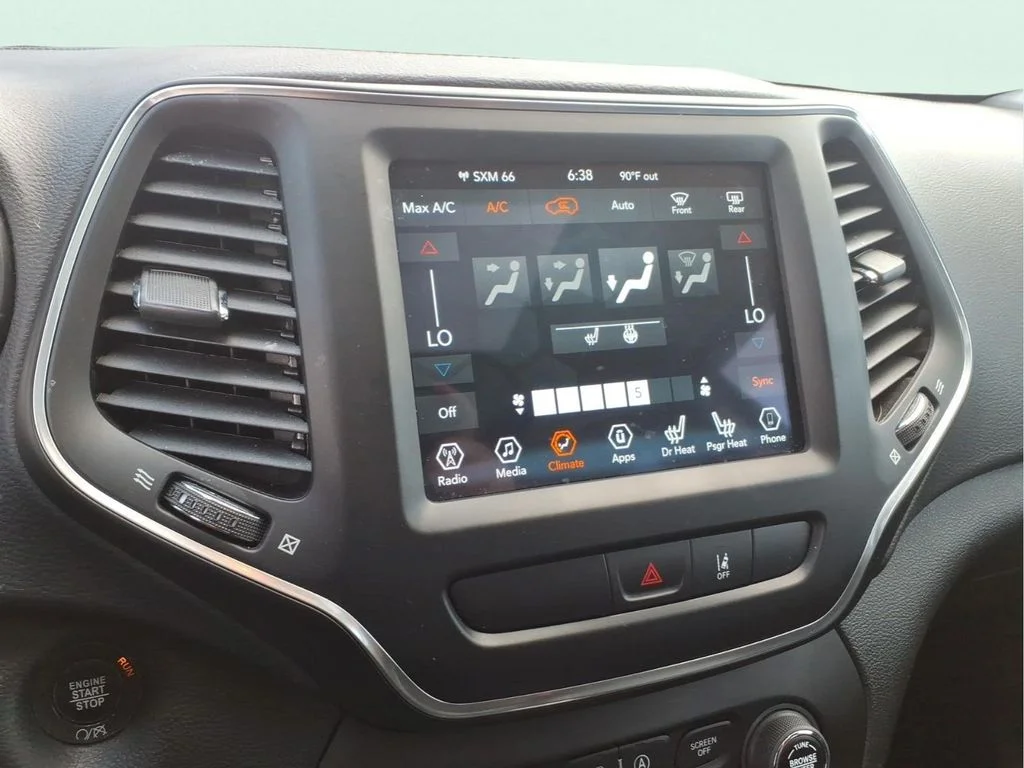 Used 2022 Black Jeep Latitude Lux image 22