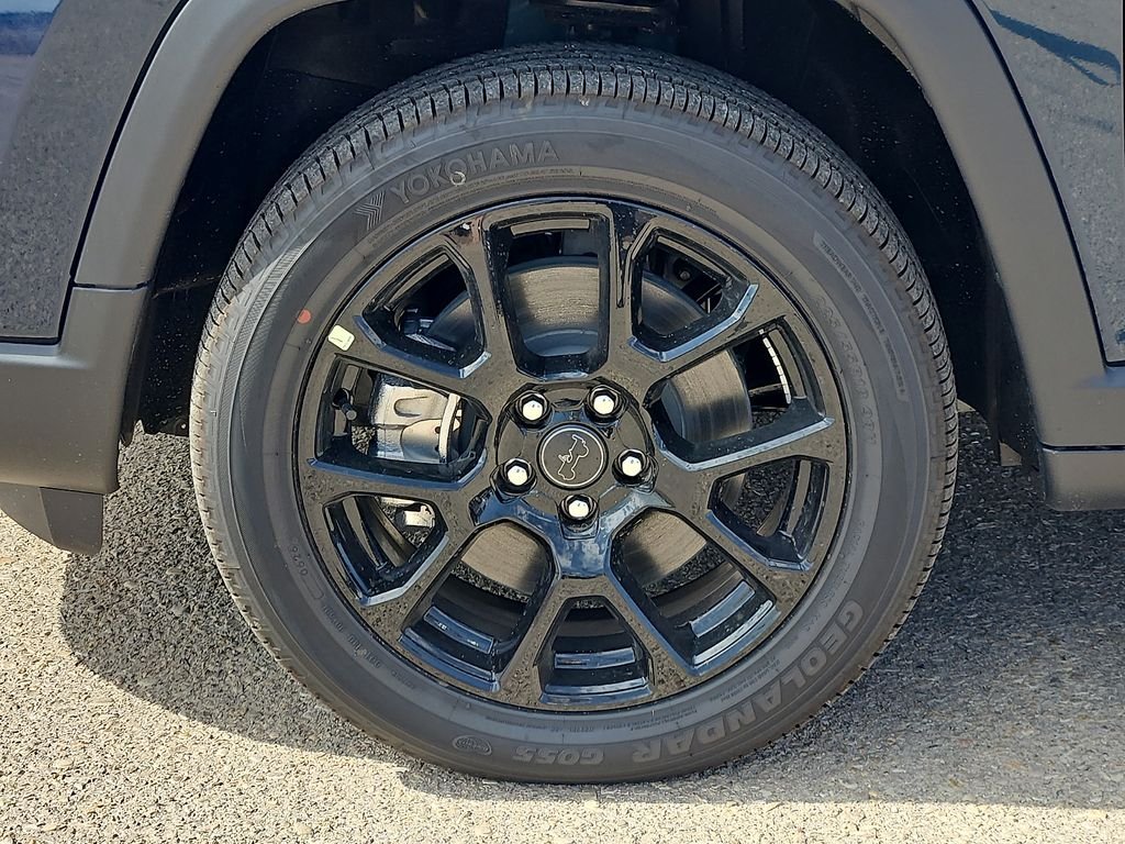 New 2026 Fathom Blue Pearl Coat Jeep Latitude image 9