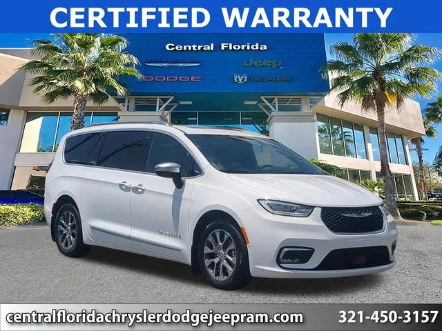 2023 Chrysler Pacifica Hybrid Pinnacle Hybrid's photo