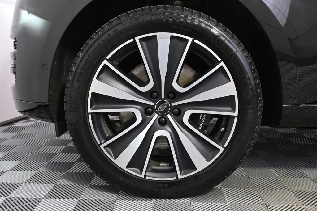 Used 2025 Santorini Black Metallic Land Rover SE image 21