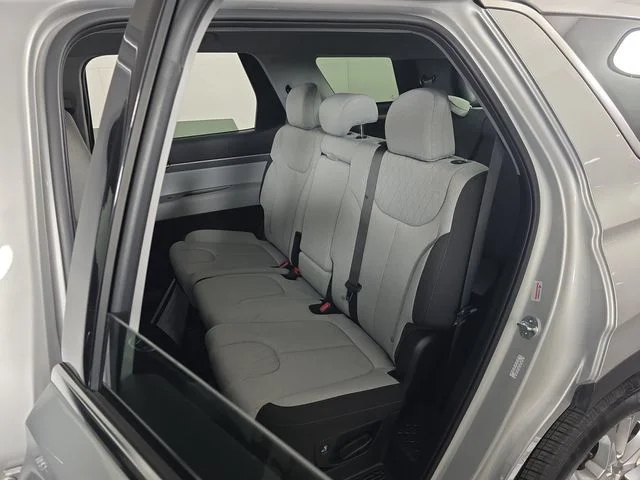 Used 2022 Silver Hyundai SE image 24
