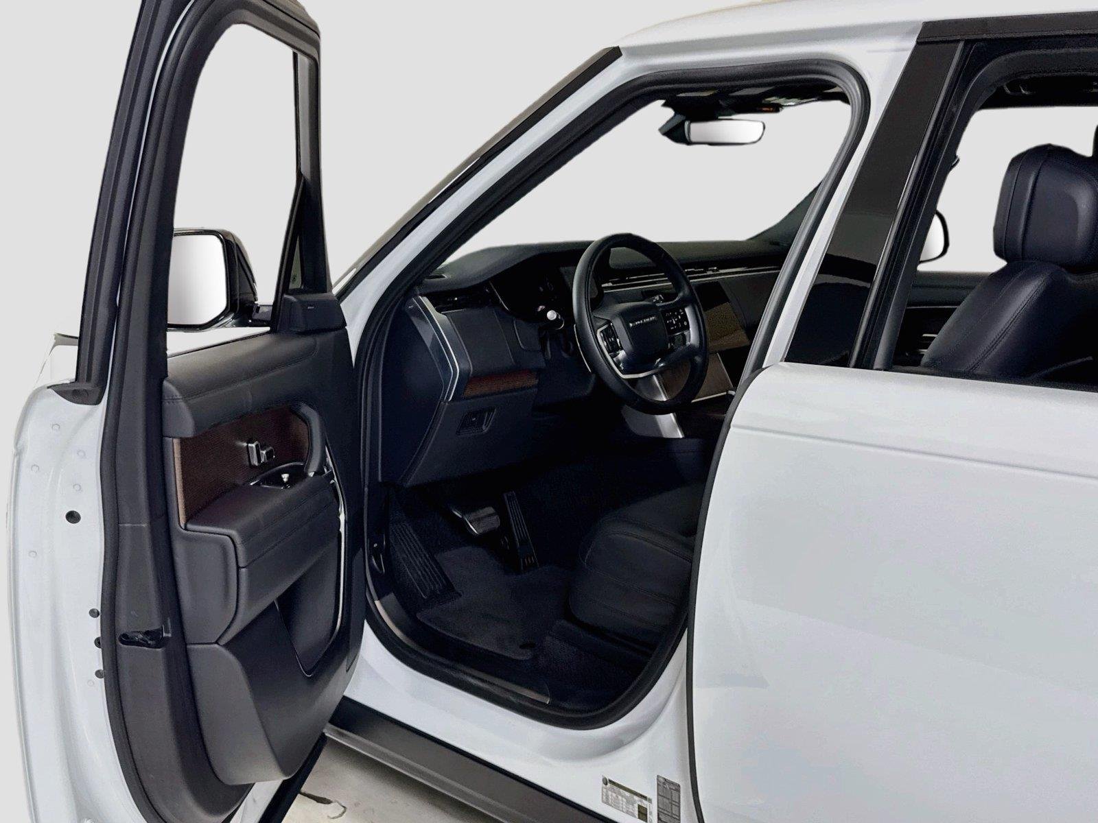 Used 2024 Fuji White Land Rover SE | Blackout Pkg | 360 Camera | Heated/Vented Seats image 12