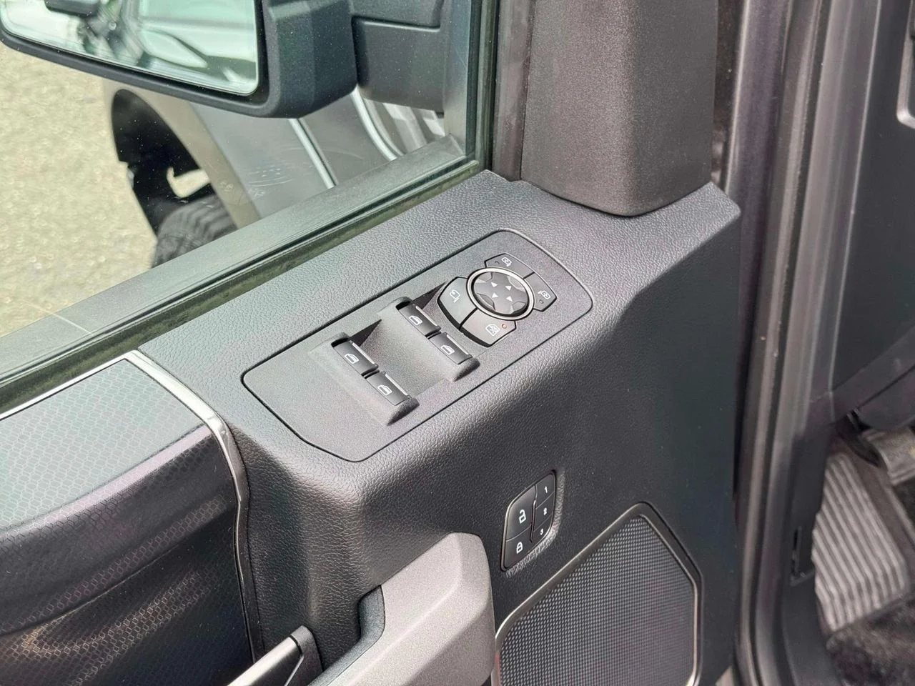 Used 2018 Magnetic Ford Raptor image 22