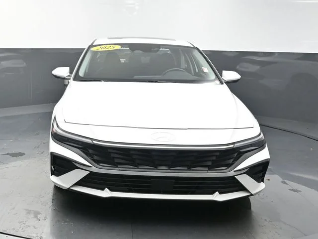 Used 2025 White Hyundai SEL Convenience image 2