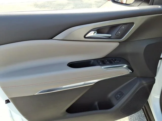 Used 2025 Summit White Chevrolet LT image 15