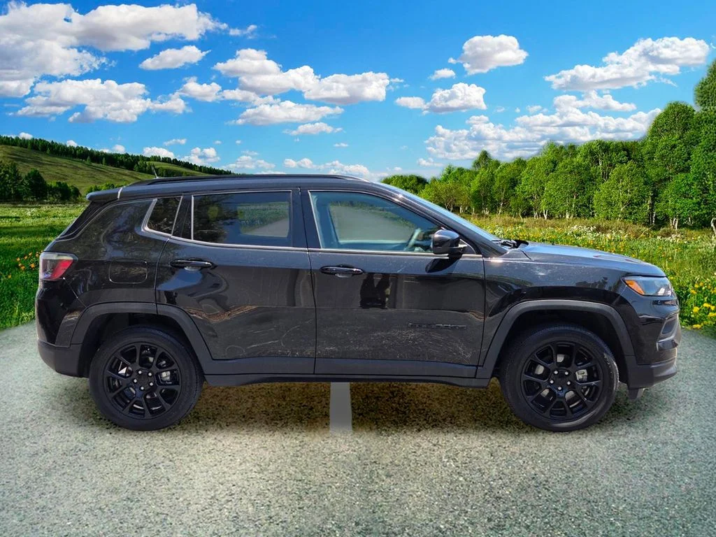 Used 2022 Black Jeep Latitude image 7