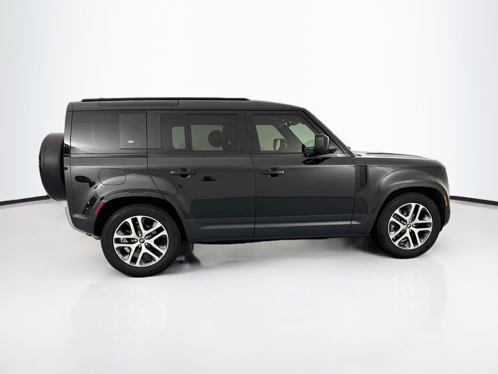 Used 2022 Black Land Rover S image 4