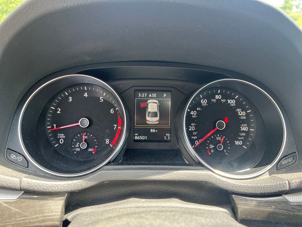 Used 2018 Black Volkswagen 2.0T SEL Premium image 21