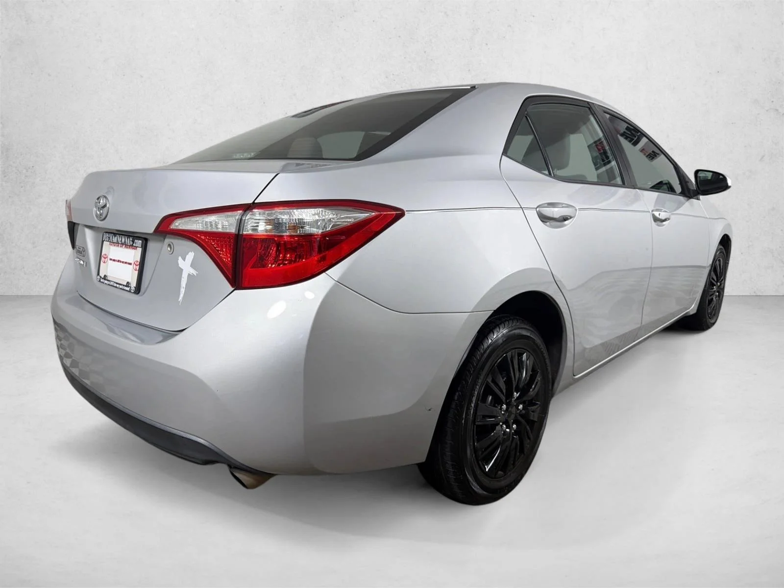 Used 2016 White Toyota L image 3