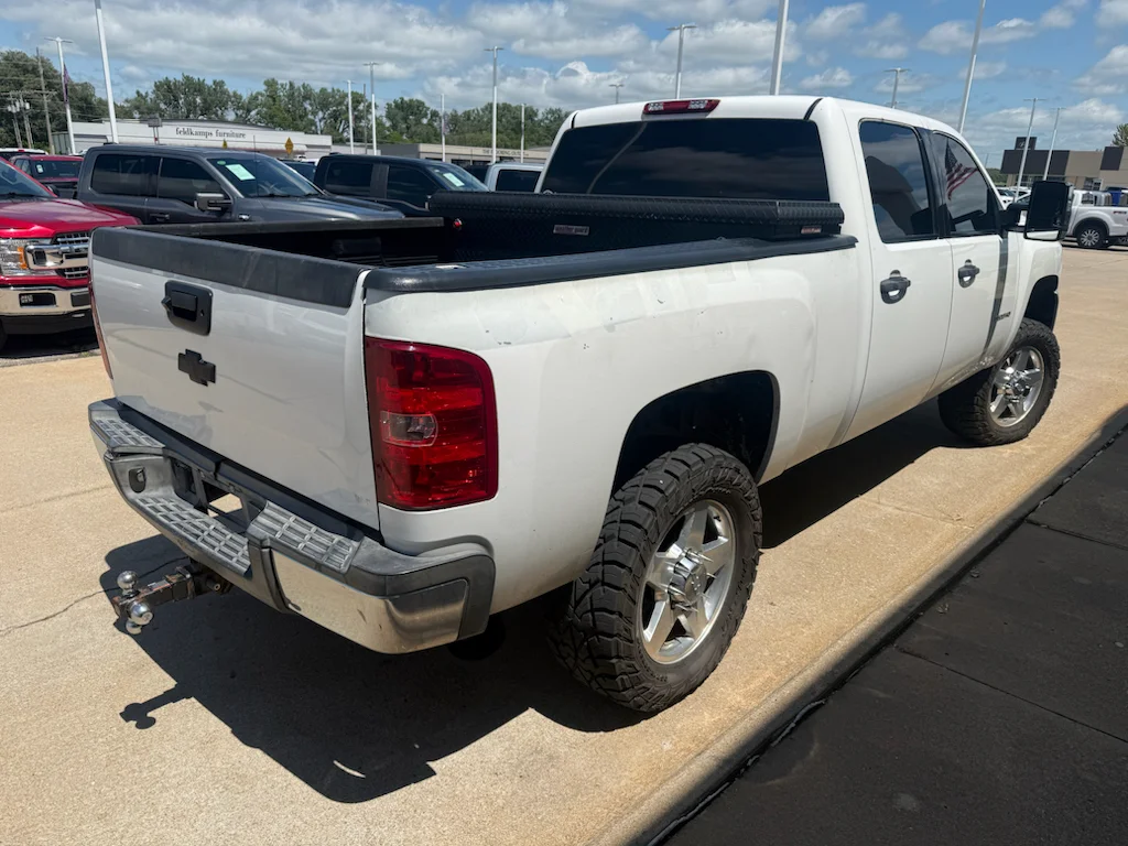 Used 2007 White Chevrolet  image 13