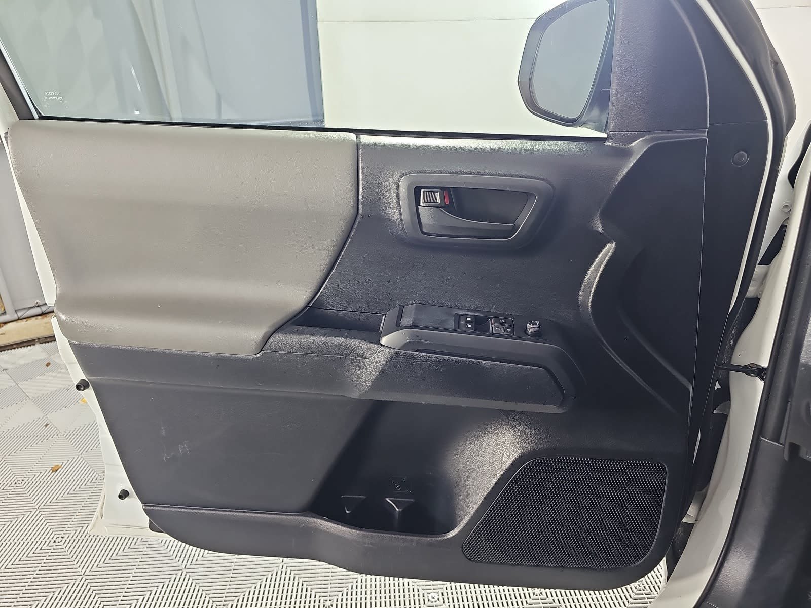 Used 2019 White Toyota SR image 23