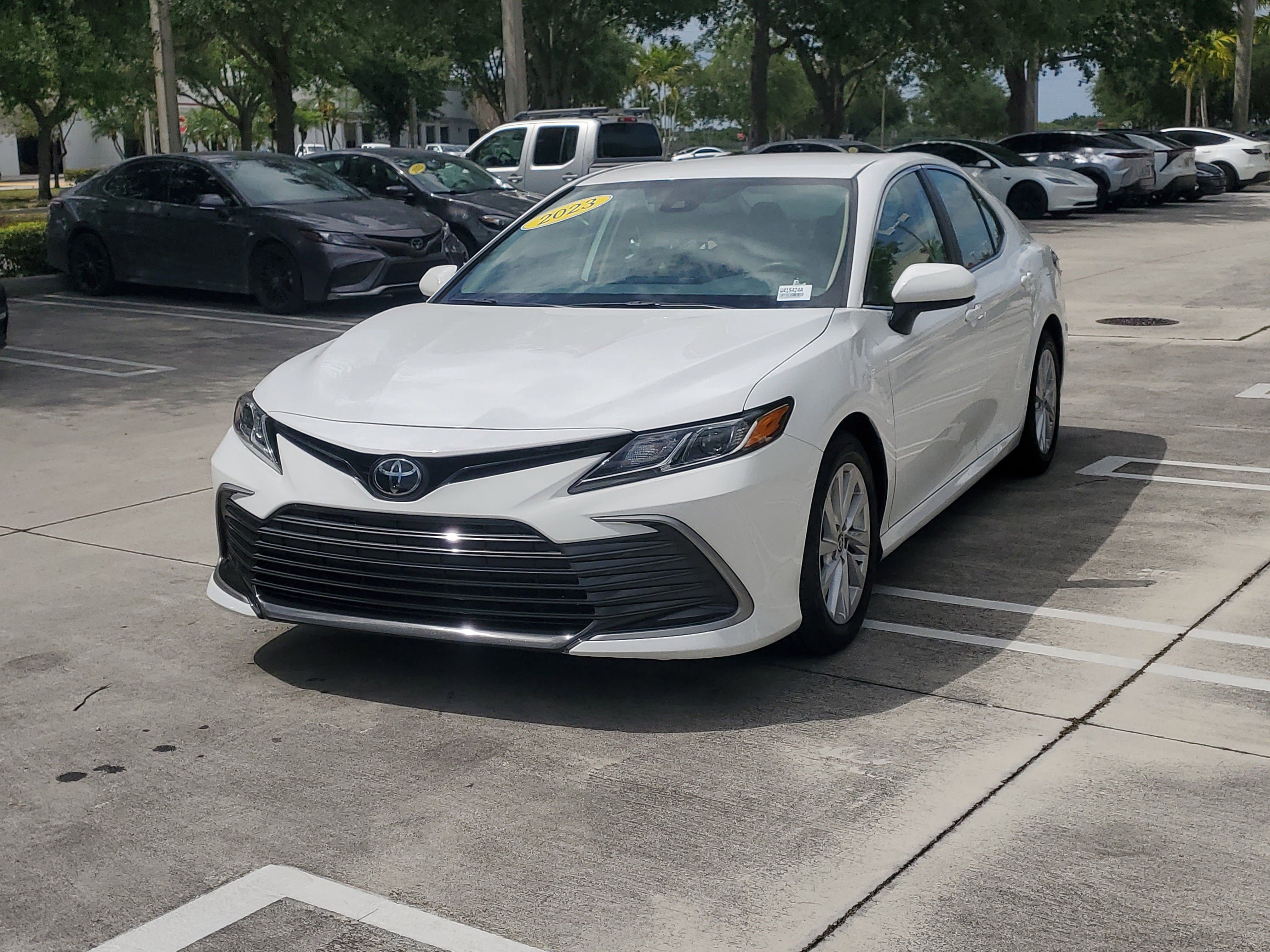 Used 2023 Ice Toyota LE image 7