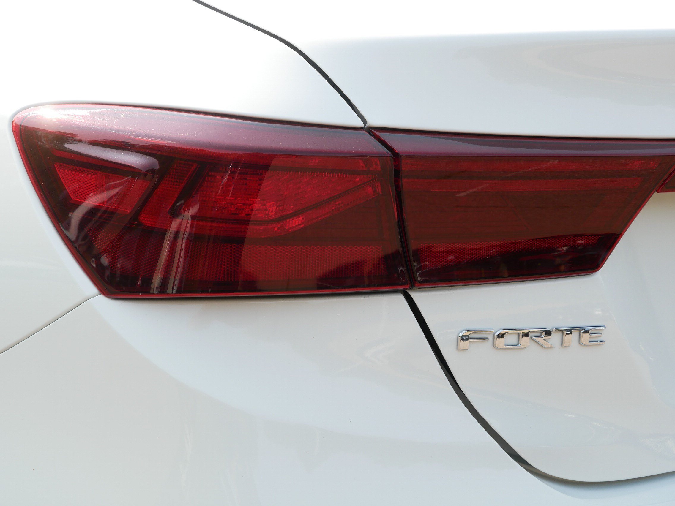 Used 2019 Clear White Kia LXS image 17