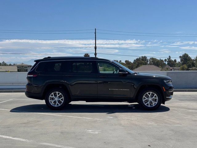 Used 2023 Rocky Mountain Pearlcoat Jeep Limited image 30