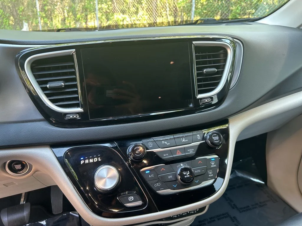 Used 2022 White Chrysler Touring L image 17