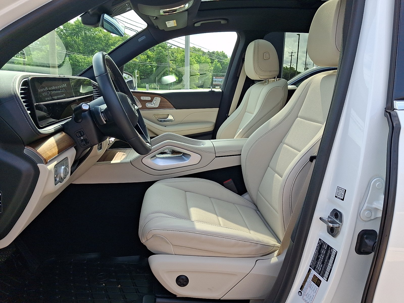 Certified Used 2025 Polar White Mercedes-Benz 4MATIC® image 13
