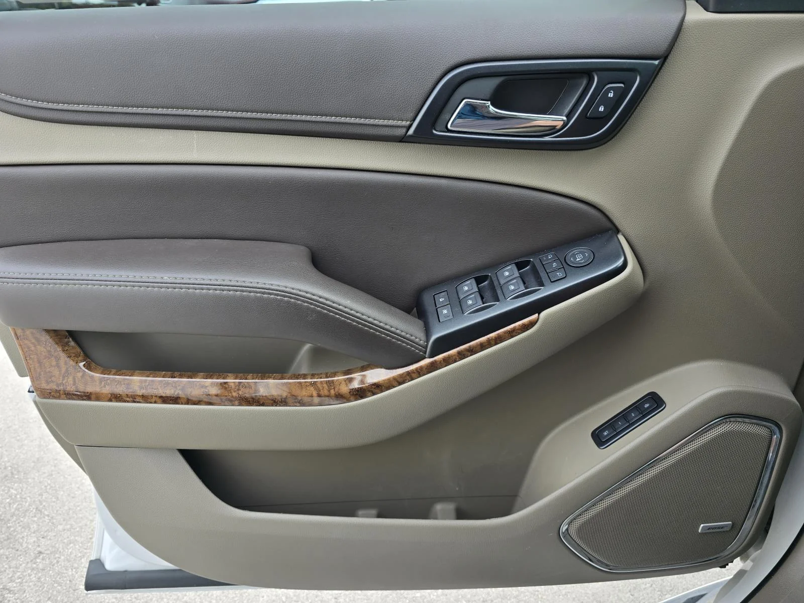 Used 2019 Iridescent Pearl Tricoat Chevrolet Premier image 13