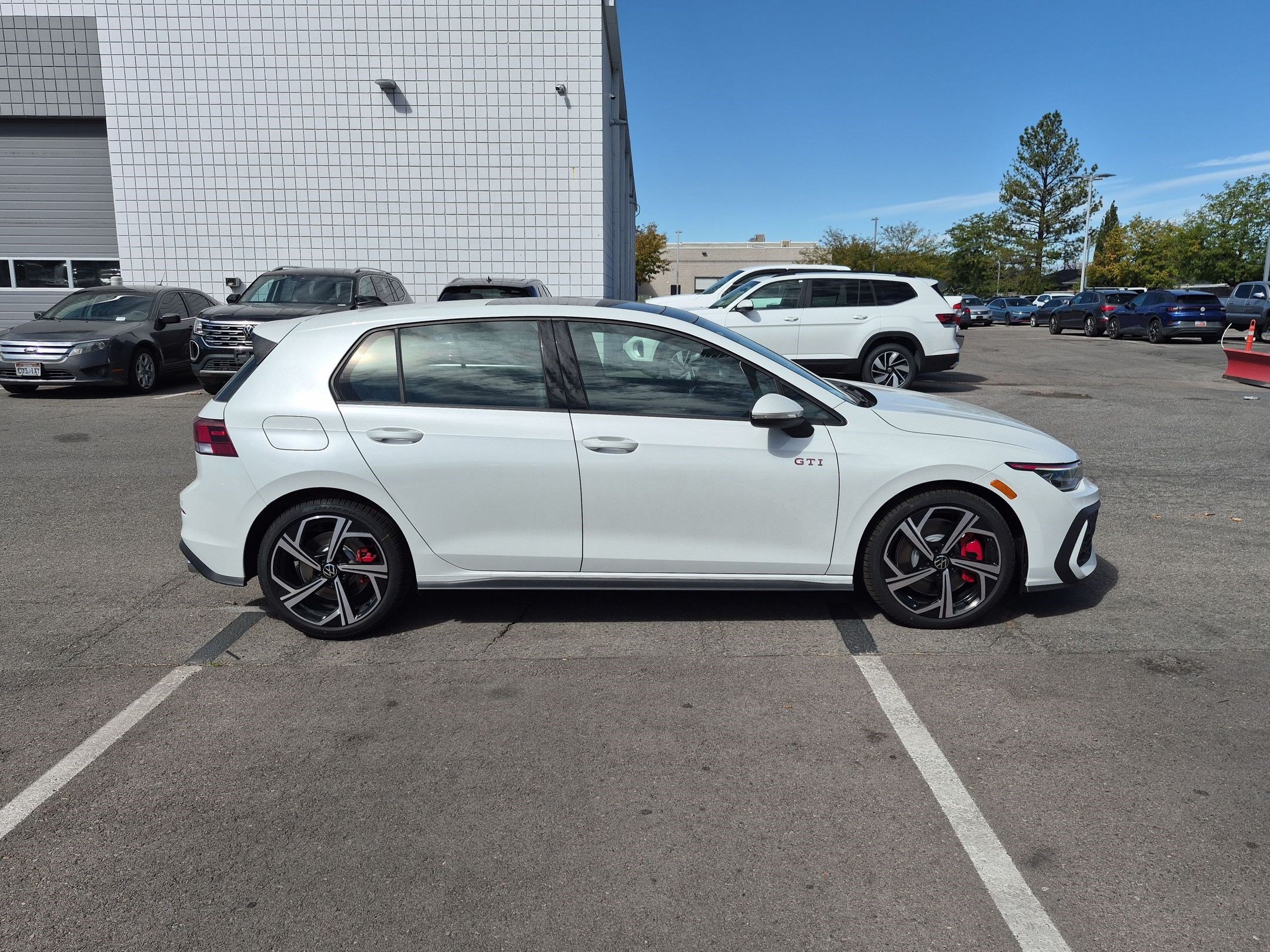 New 2026 Opal White Pearl Volkswagen SE image 2