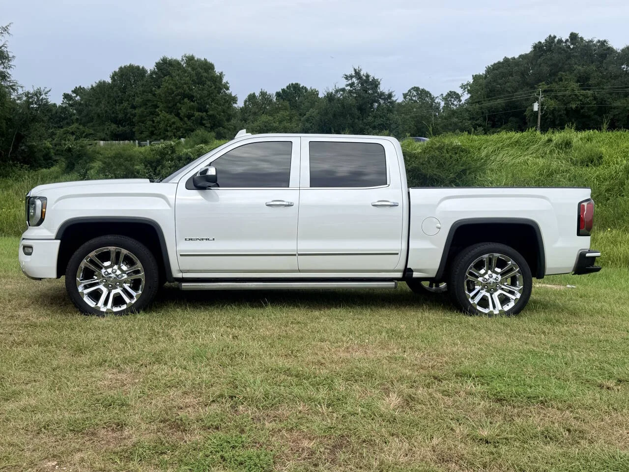 Used 2018 White GMC Denali 4x4 4dr Crew Cab 5.8 ft. SB image 2