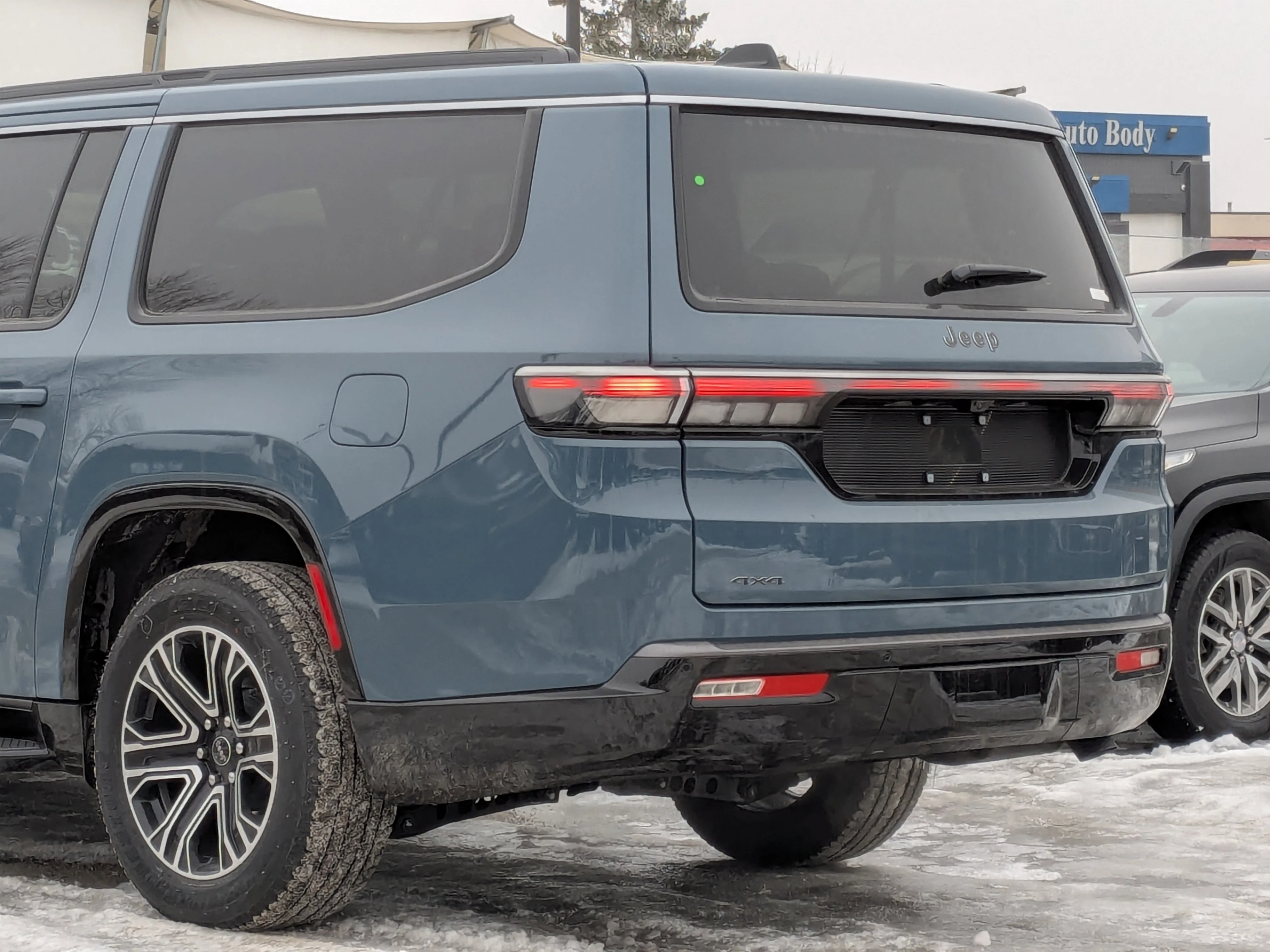 New 2026 Blue Jeep L - Hurricane SO Turbo - 8-Pass Seating - HD Trailer Tow - 12 Display - Vent Seats & More! image 10