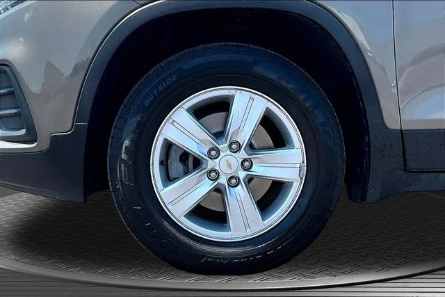 Used 2021 Gray Chevrolet LS image 32
